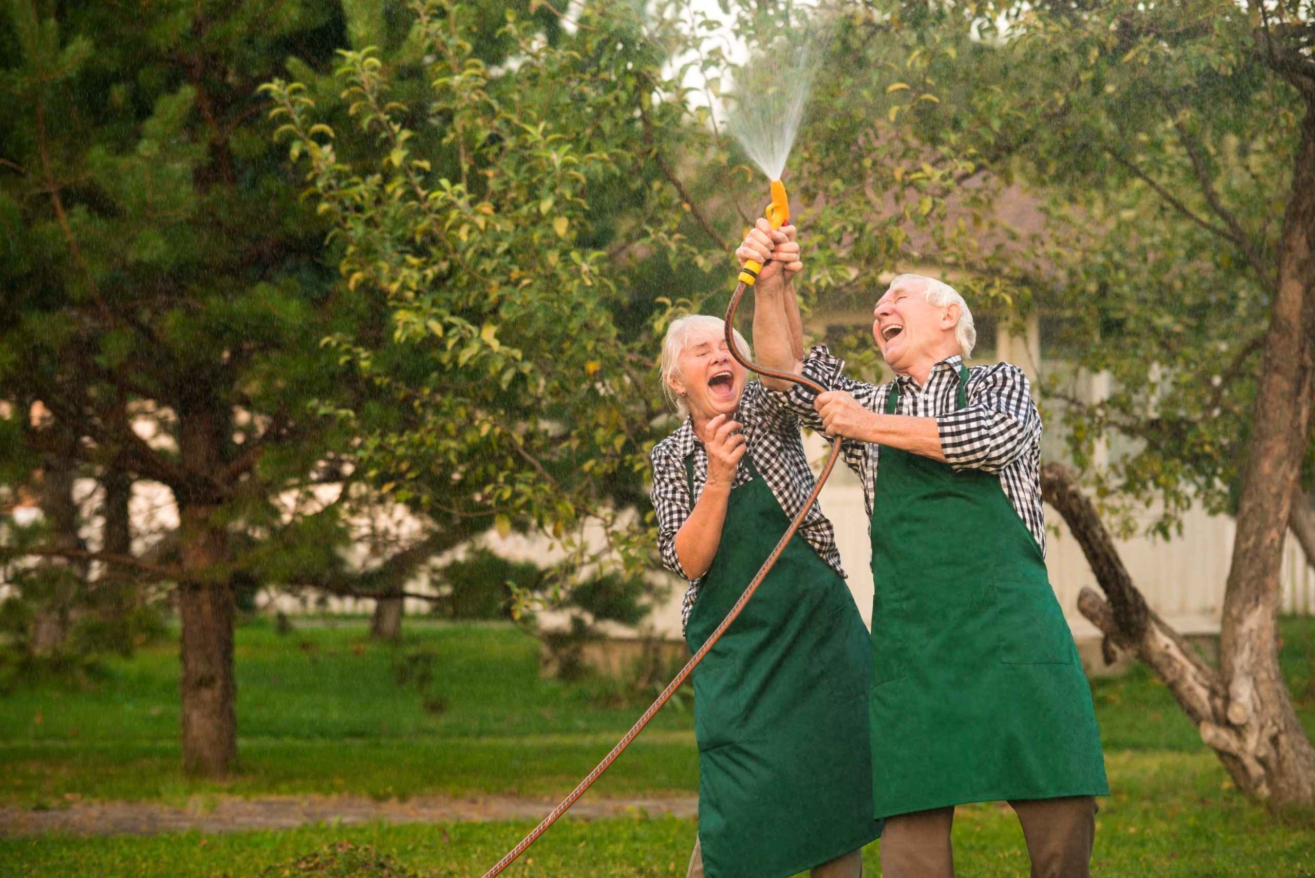 starší-pár-tráviaci-príjemné-chvíle-na-záhradke 