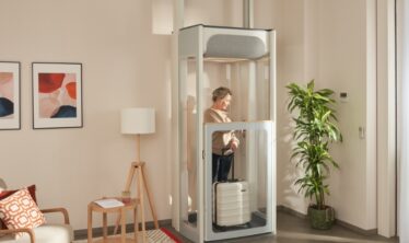 Žena stredného veku vo svojom domácom výťahu Stannah Uplifts S2.
