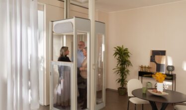 Traja ľudia v modernom domácom výťahu Uplifts S3