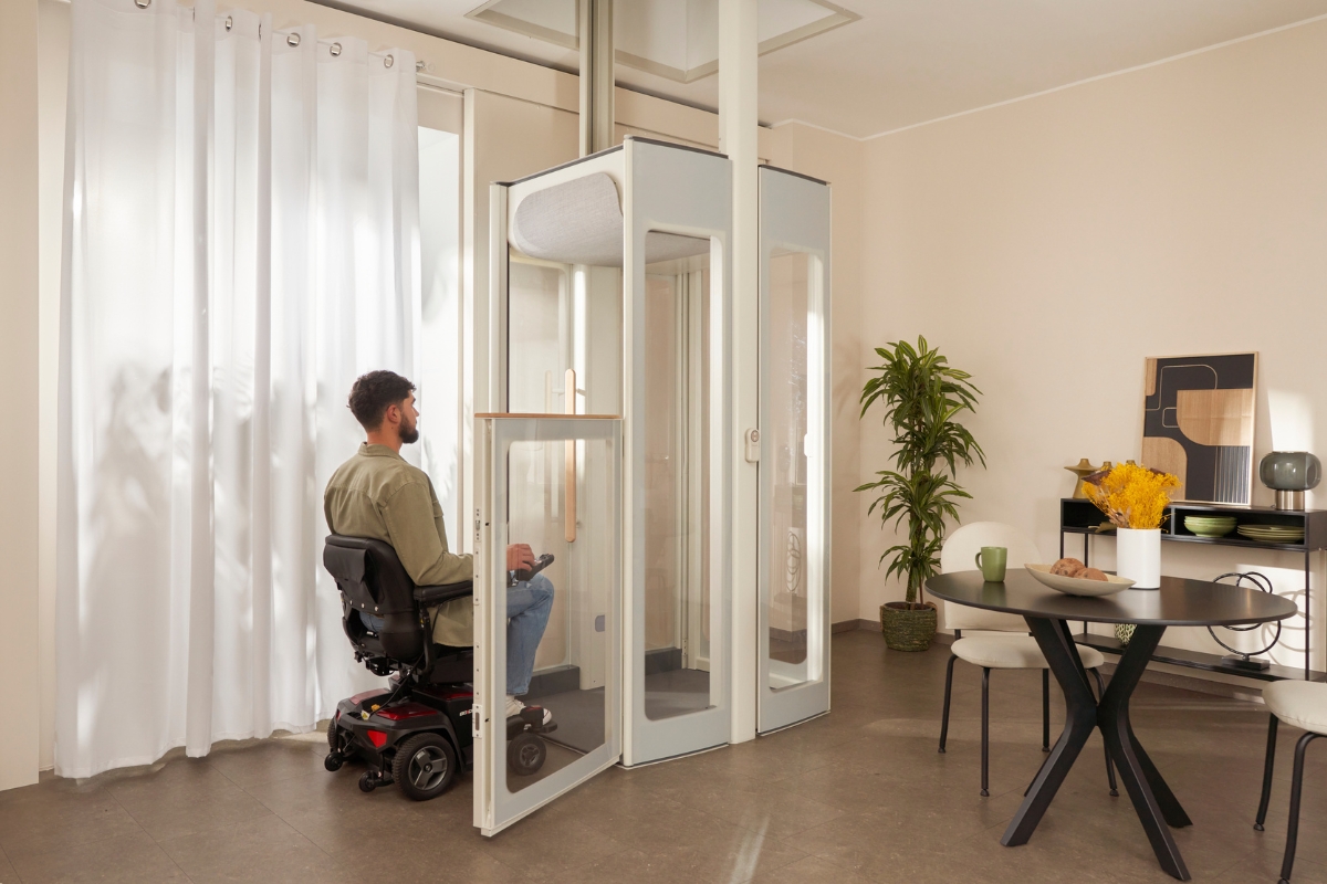 Mladý muž na invalidnom vozíku vstupuje do domáceho výťahu Uplifts S3